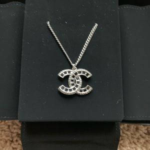 💯authentic Chanel necklace with crystals
